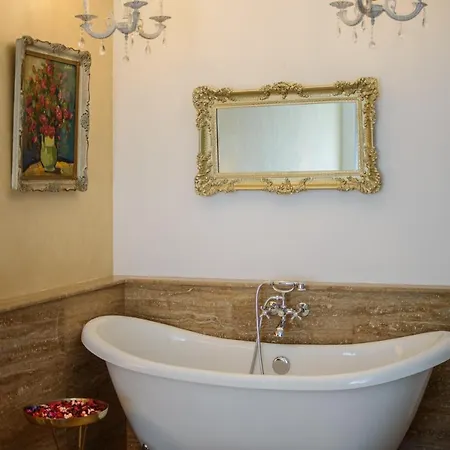 Ultracentral Luxury Apartment